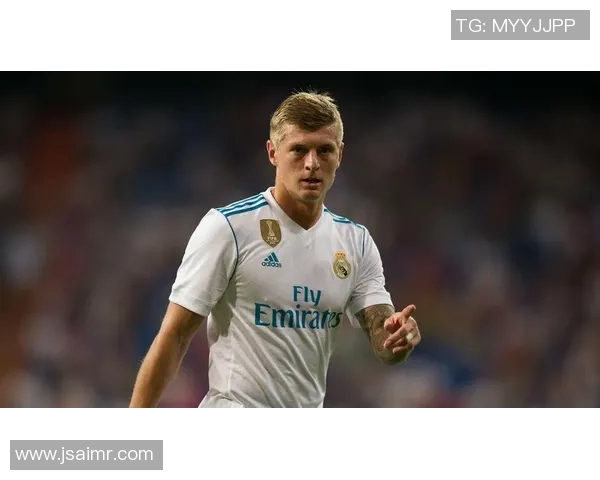 克罗斯亲笔签名限量版足球海报独特珍藏版展现世界级球星风采